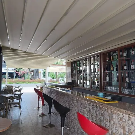 Ξενοδοχείο με διαμερίσματα Karatas Μαρμαρίς