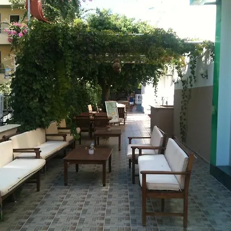 Lägenhetshotell Karatas 3*